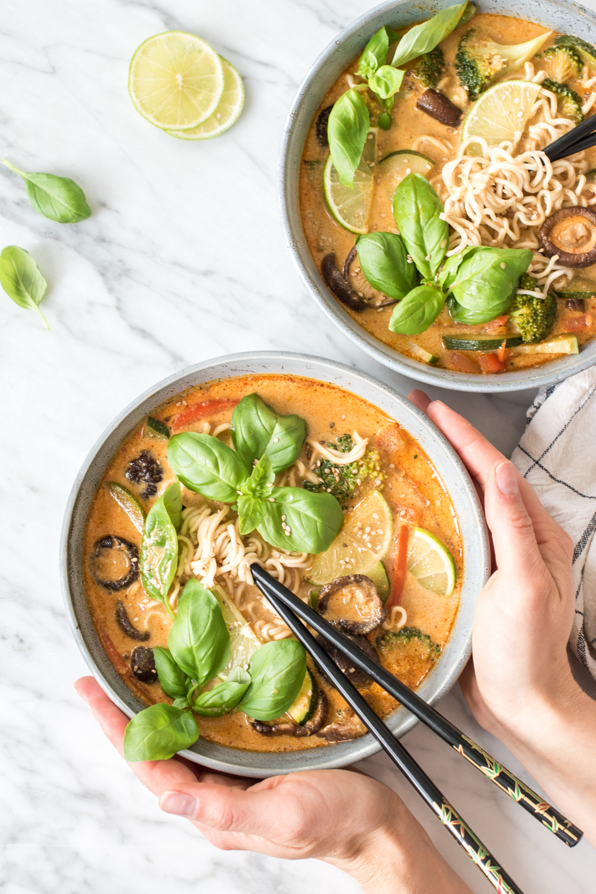 Thai Peanut Noodle Soup: Creamy, Spicy, Ready in 20 Minutes