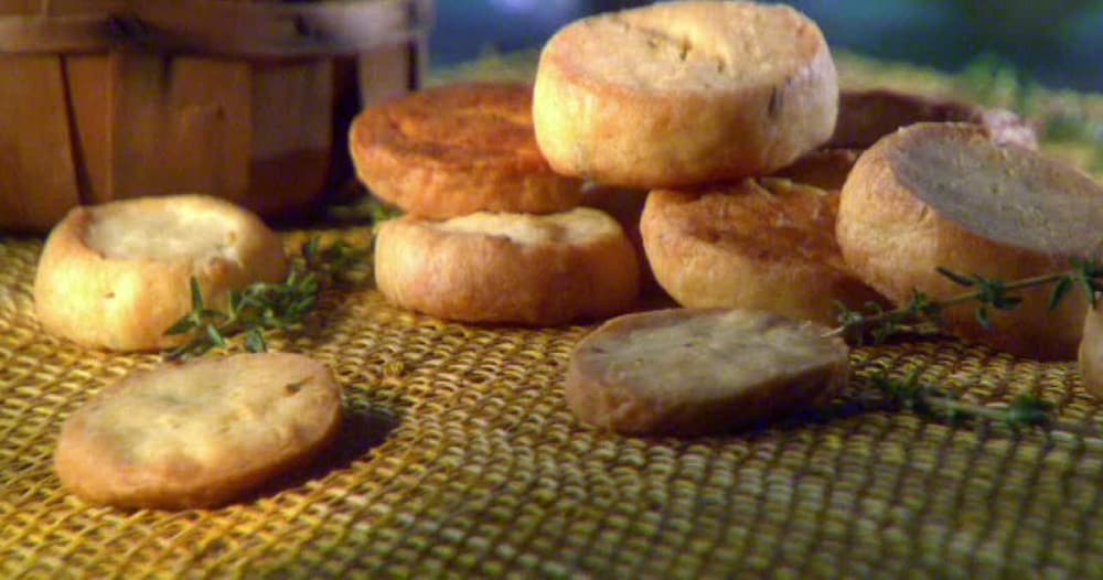 Homemade Goat Cheese and Thyme Crackers Recipe