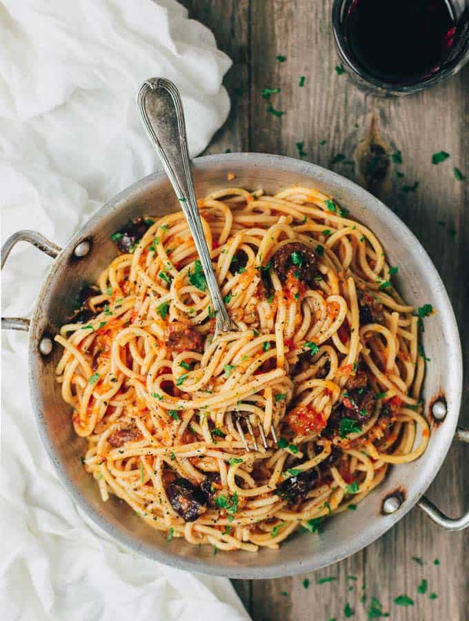 Spaghetti with Olives and Tomato Sauce Recipe