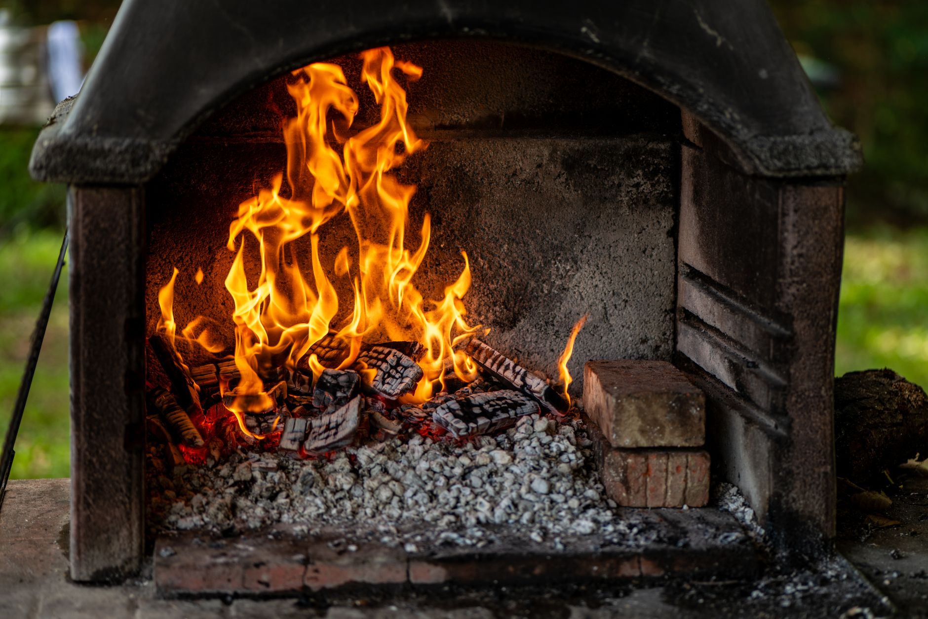 Campfire Dutch Oven Recipes: Unique Baking Techniques for Outdoor Flavor