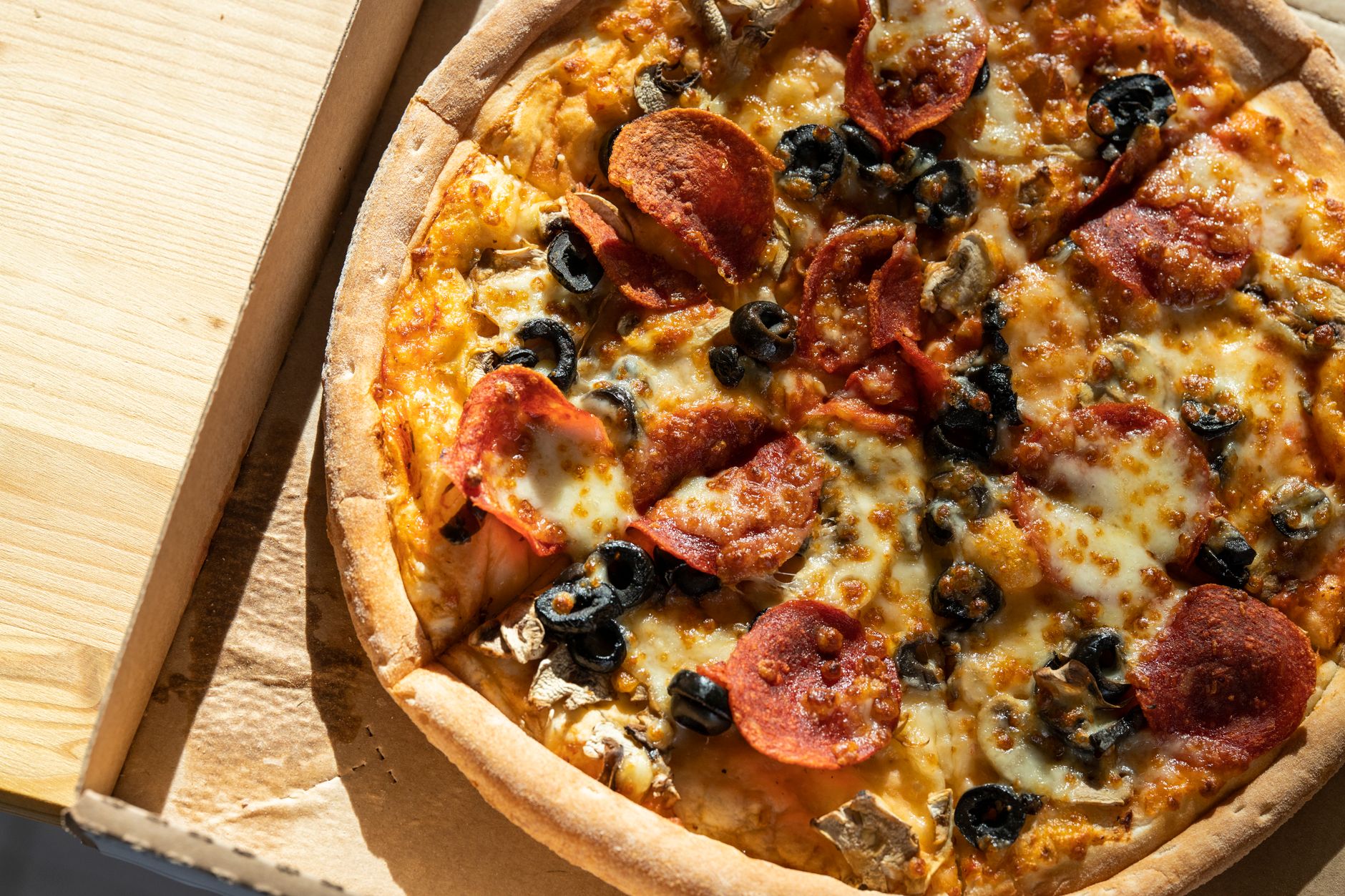 Pepperoni Pizza Cheeseball with Cheese Crackers