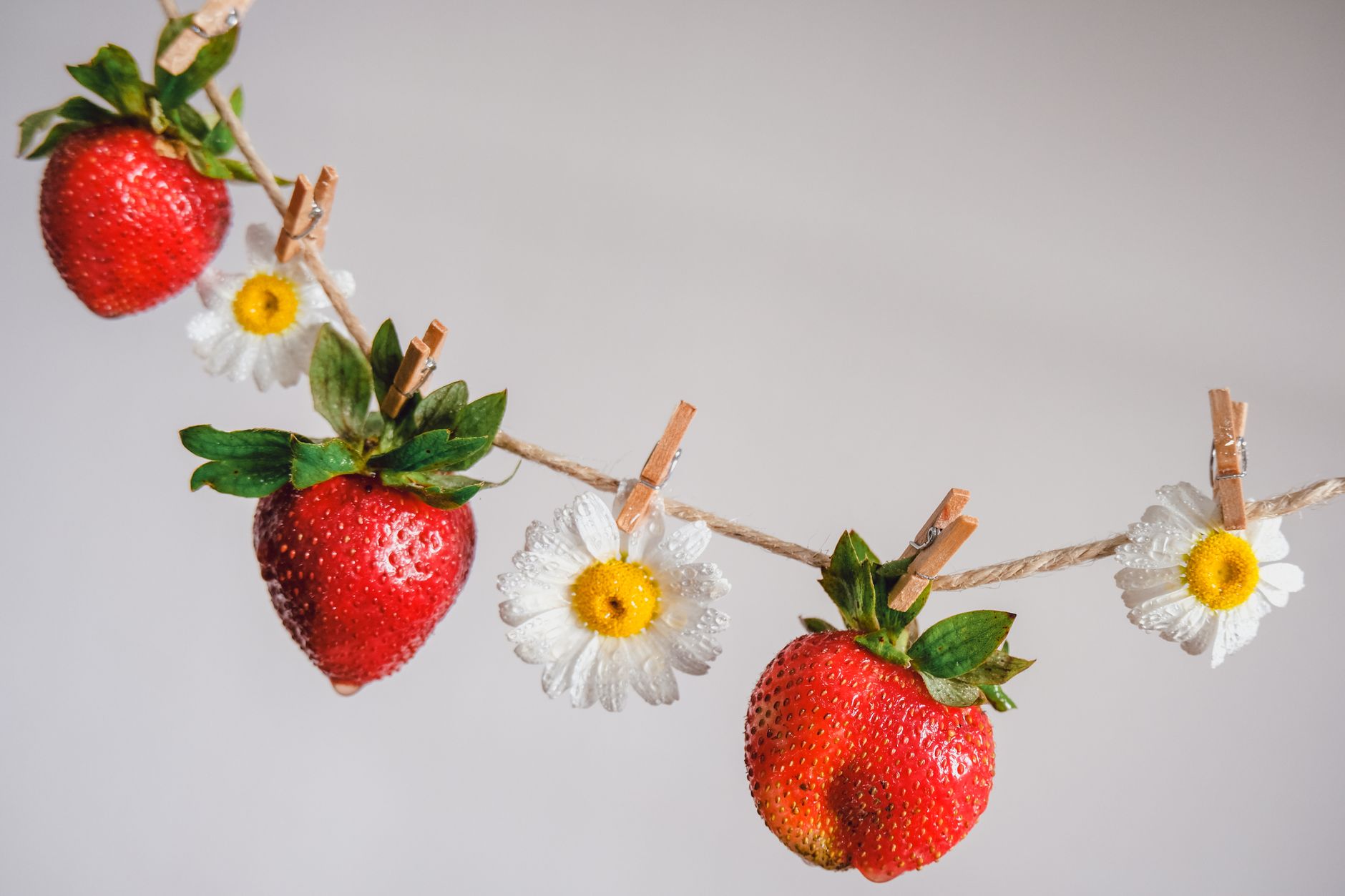 Strawberry Chamomile Iced Tea With Gin: A Refreshing Floral Cocktail