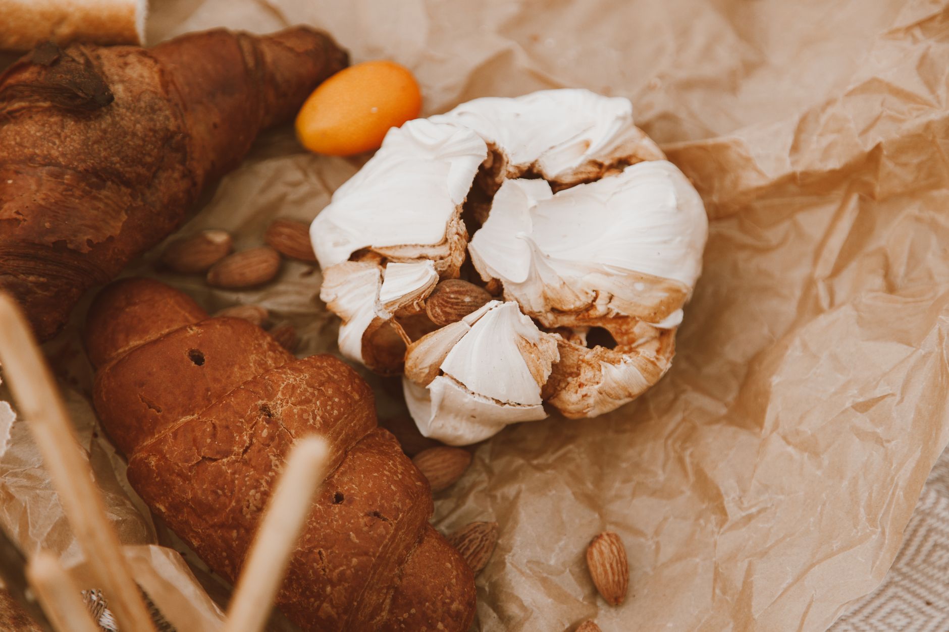 Almond Meringue Cake with Peaches: A Delectable Summer Dessert