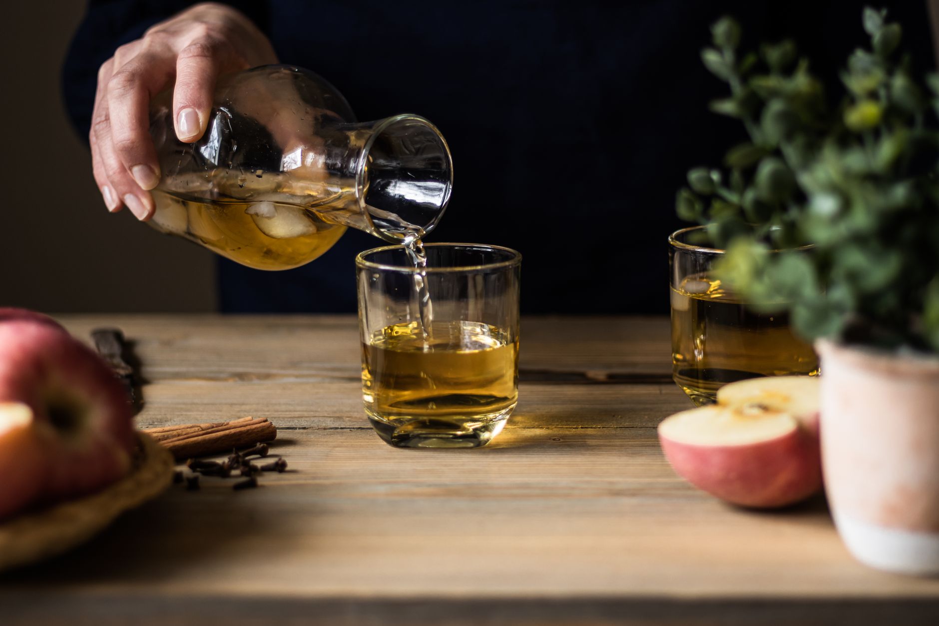 Cider-Poached Apples: A Warm and Aromatic Dessert Recipe