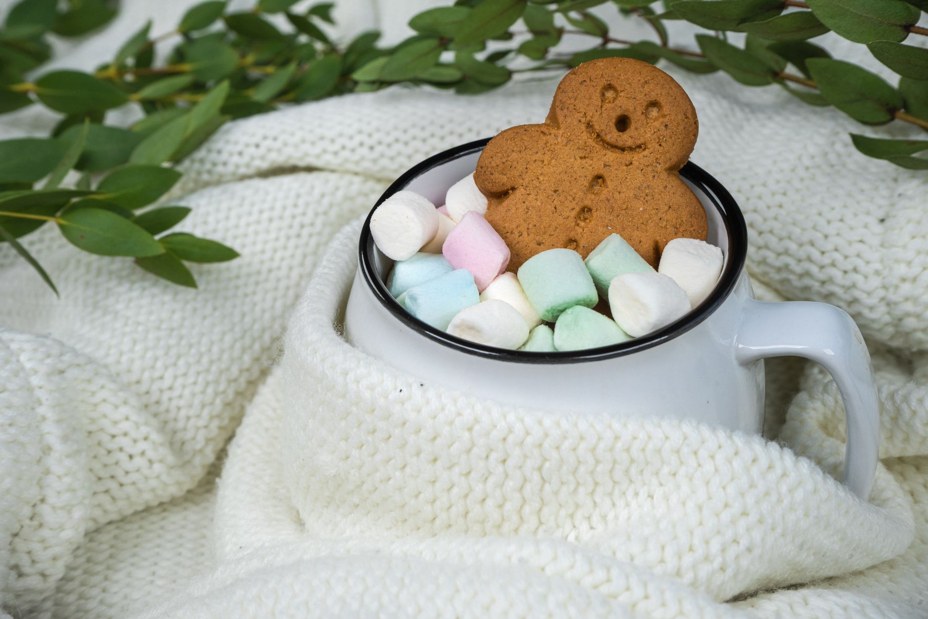 Gingerbread Man Mug Mates: Festive Treats to Warm Your Holidays